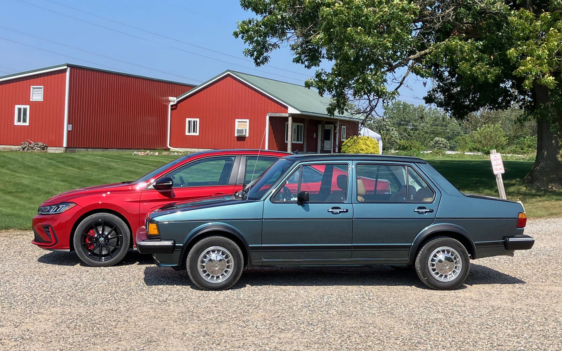 <p>Volkswagen Jetta GLI (derrière) et Volkswagen Jetta 1982 (devant).</p>
