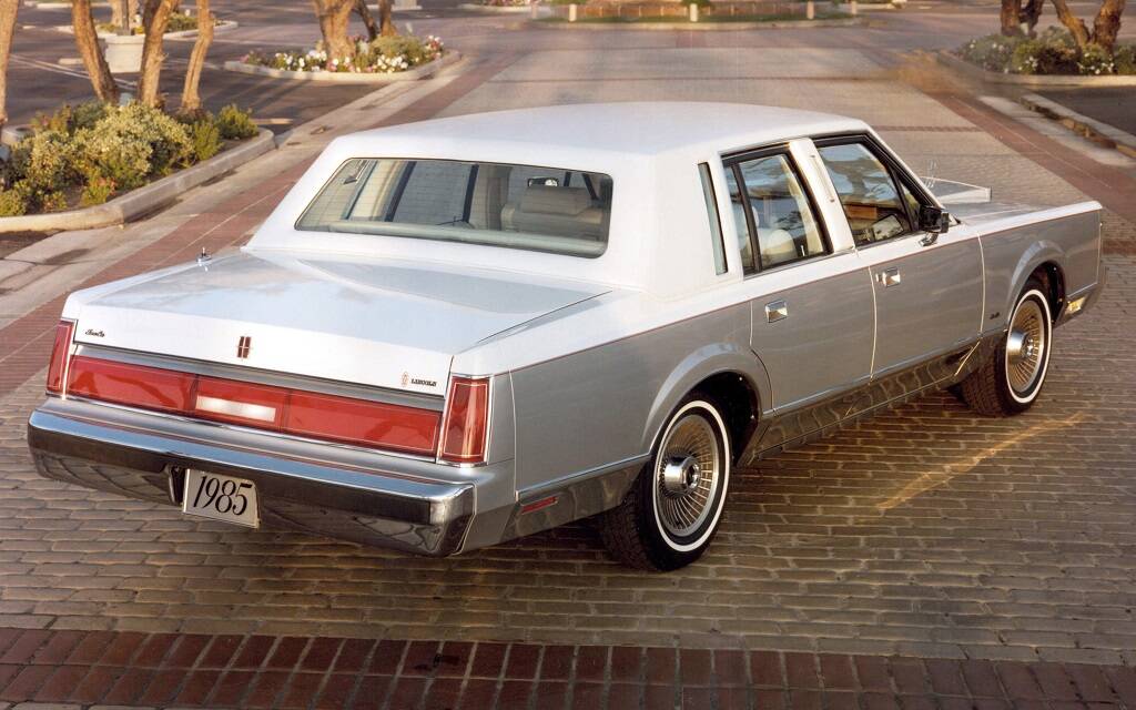 <p>Lincoln Town Car 1985 (restylage)</p>