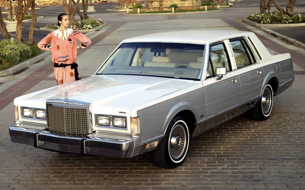 <p>Lincoln Town Car 1985 (restylage)</p>