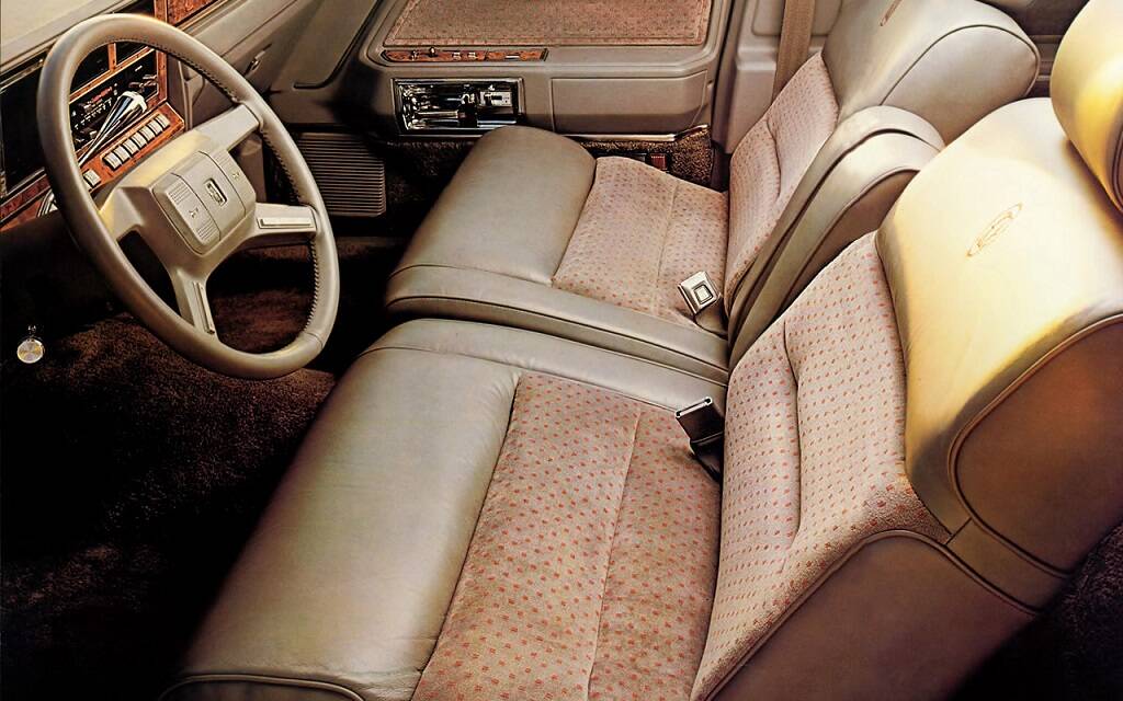 <p>Lincoln Town Car Cartier 1986</p>