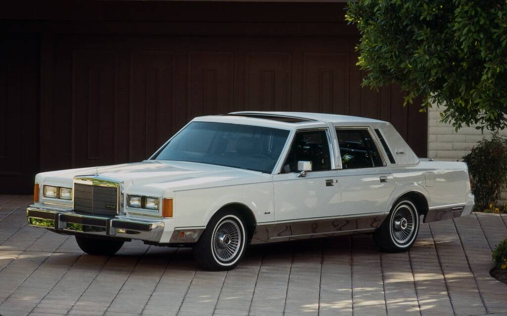 <p>Lincoln Town Car Cartier 1989</p>