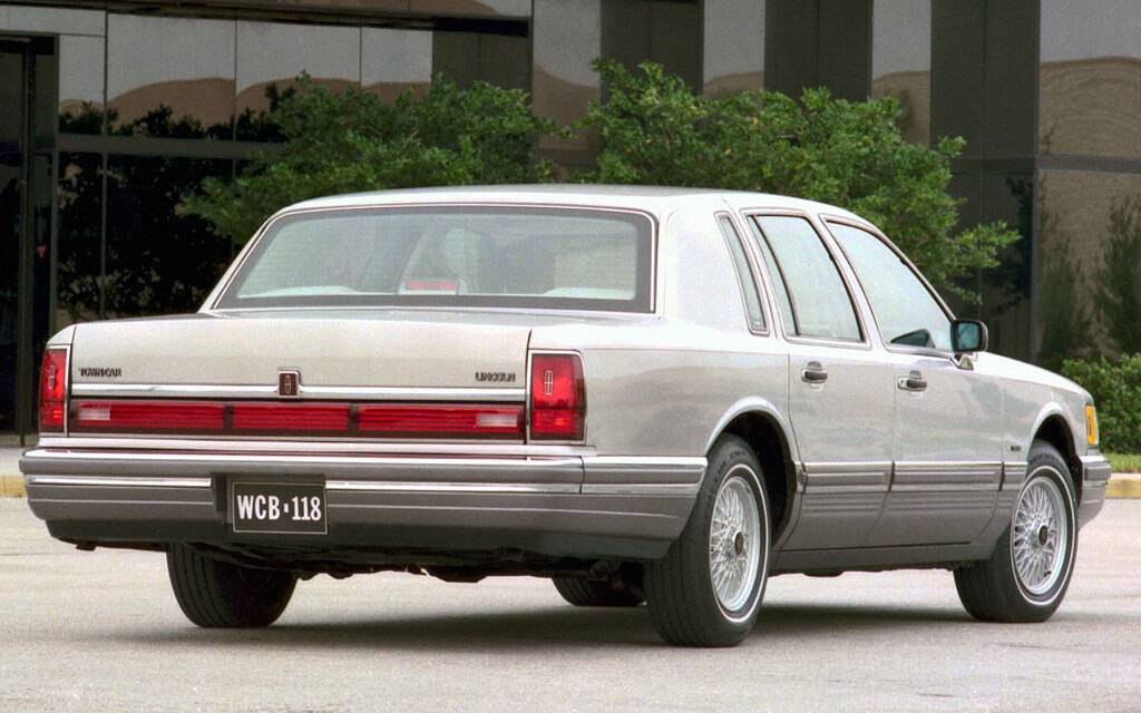 <p>Lincoln Town Car 1990</p>