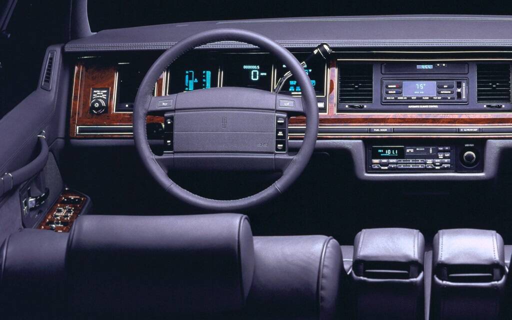 <p>Lincoln Town Car 1993</p>