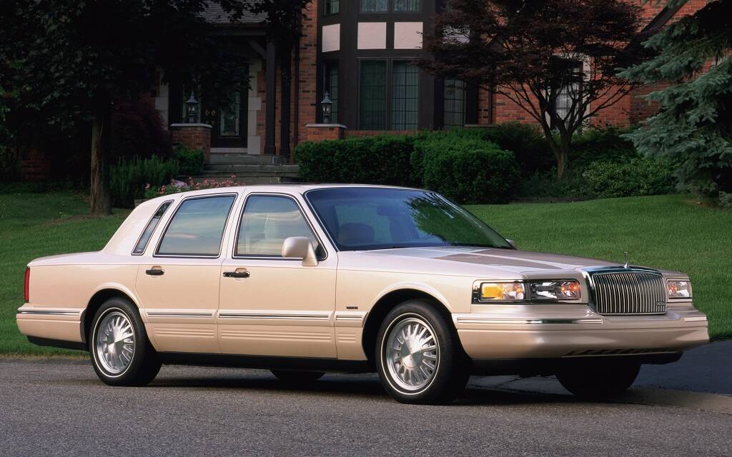 <p>Lincoln Town Car 1995 (restylage)</p>