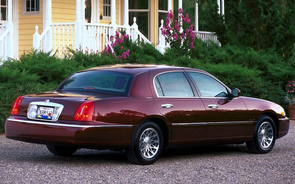 <p>Lincoln Town Car 1998</p>