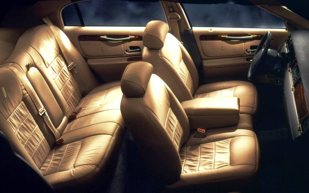 <p>Lincoln Town Car 1998</p>