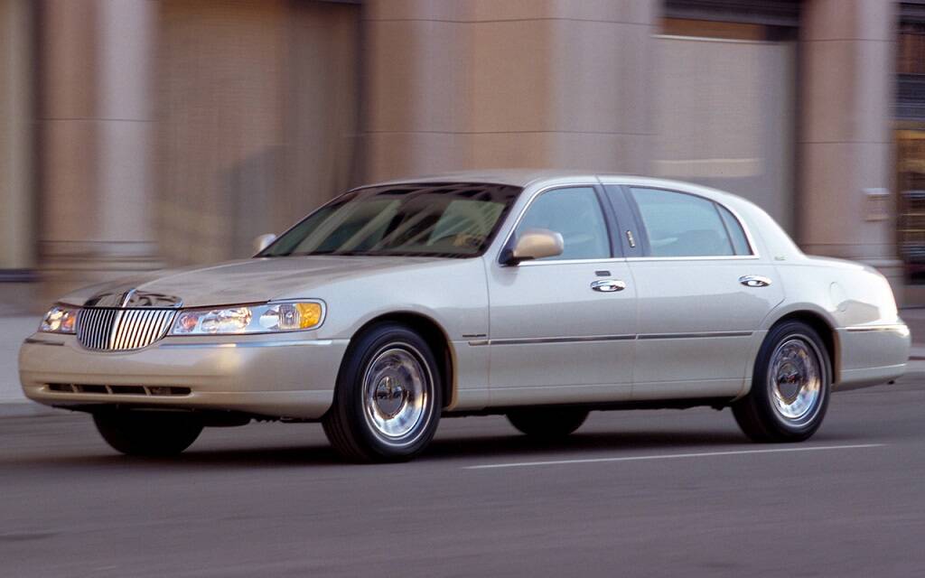 <p>Lincoln Town Car Cartier L 2001 (empattement allongé de 6 pouces)</p>