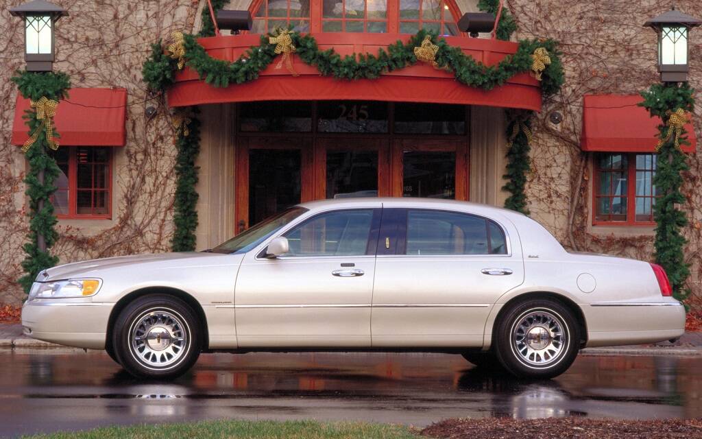 <p>Lincoln Town Car Cartier L 2001</p>