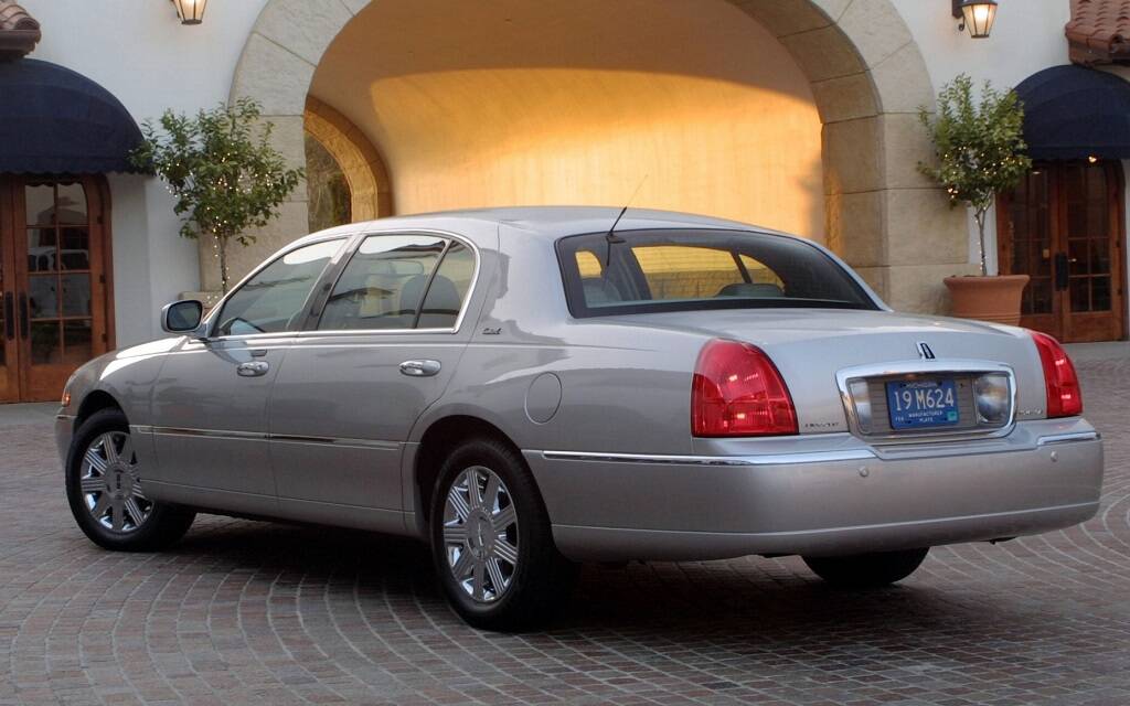 <p>Lincoln Town Car Cartier L 2003</p>