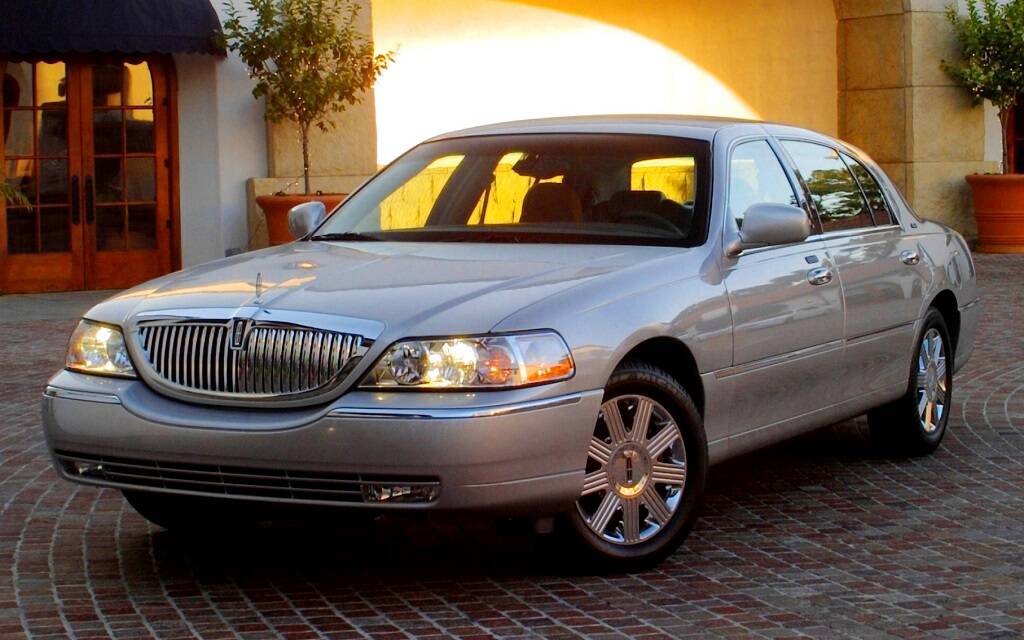 <p>Lincoln Town Car Cartier L 2003 (restylage)</p>