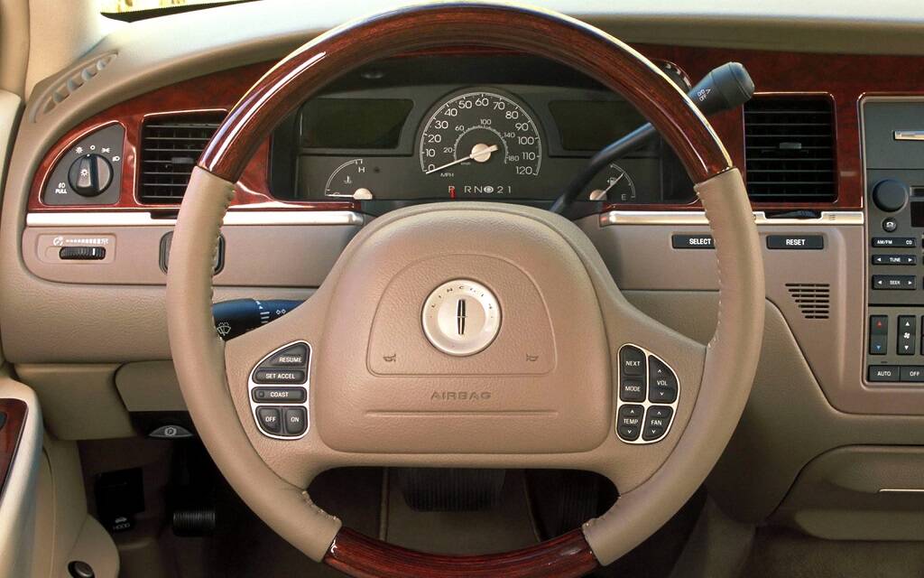 <p>Lincoln Town Car Cartier L 2003</p>