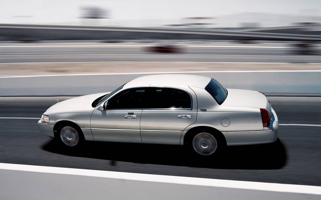 <p>Lincoln Town Car Signature Limited 2005</p>