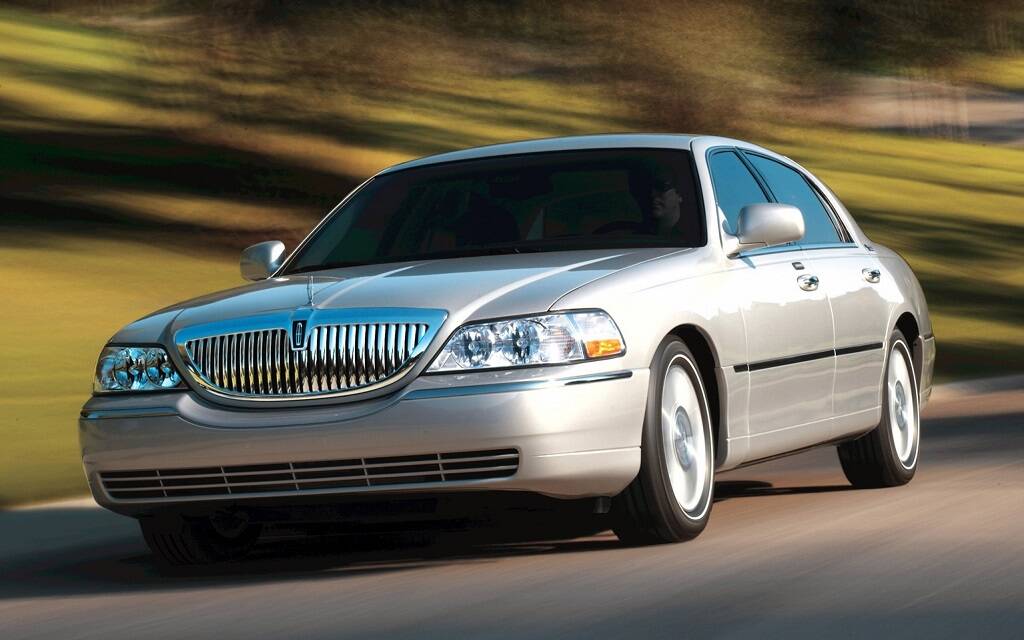 <p>Lincoln Town Car Signature Limited 2005</p>