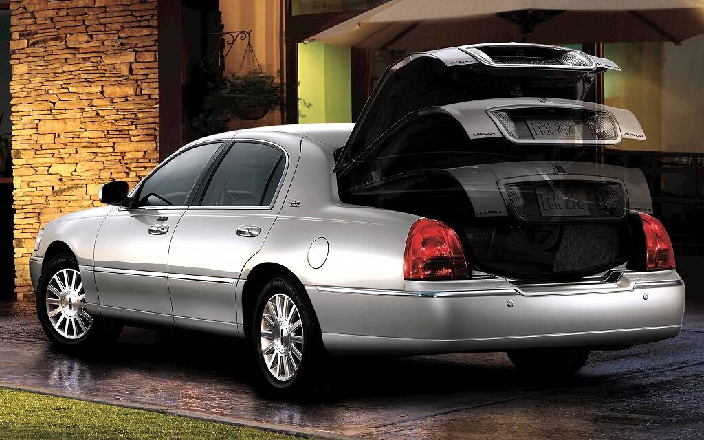 <p>Lincoln Town Car Signature Limited 2005</p>