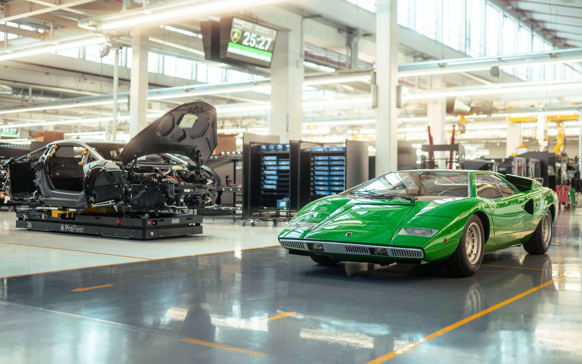 50 ans de la Lamborghini Countach : la première revient à l’usine pour fêter 632589-50-ans-de-la-lamborghini-countach-la-premiere-revient-a-l-usine-pour-feter