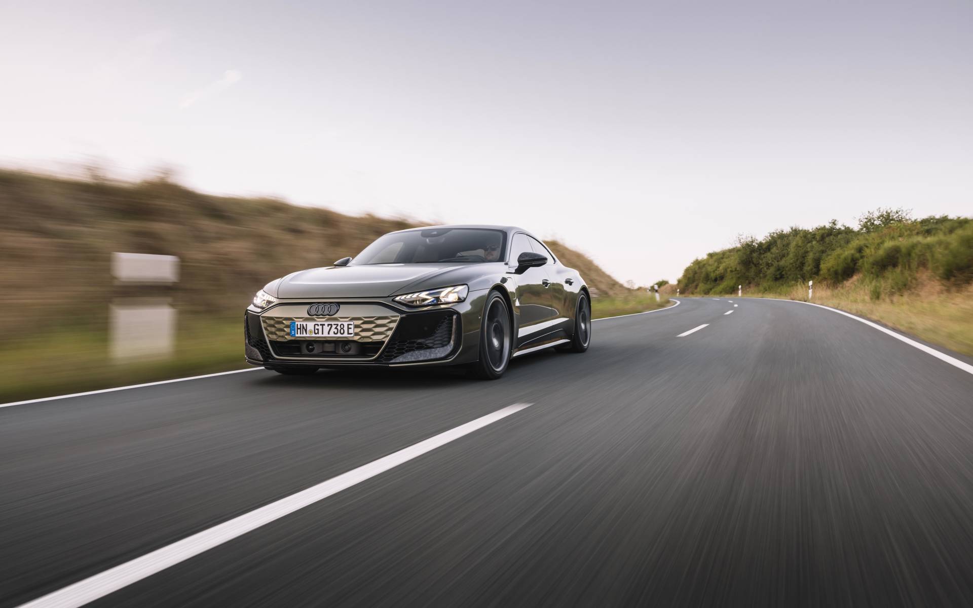 Audi RS e-tron GT Performance 2025 : plus de puissance, d'autonomie et une suspension active 633280-audi-rs-e-tron-gt-performance-2025-plus-de-puissance-d-autonomie-et-une-suspension-active