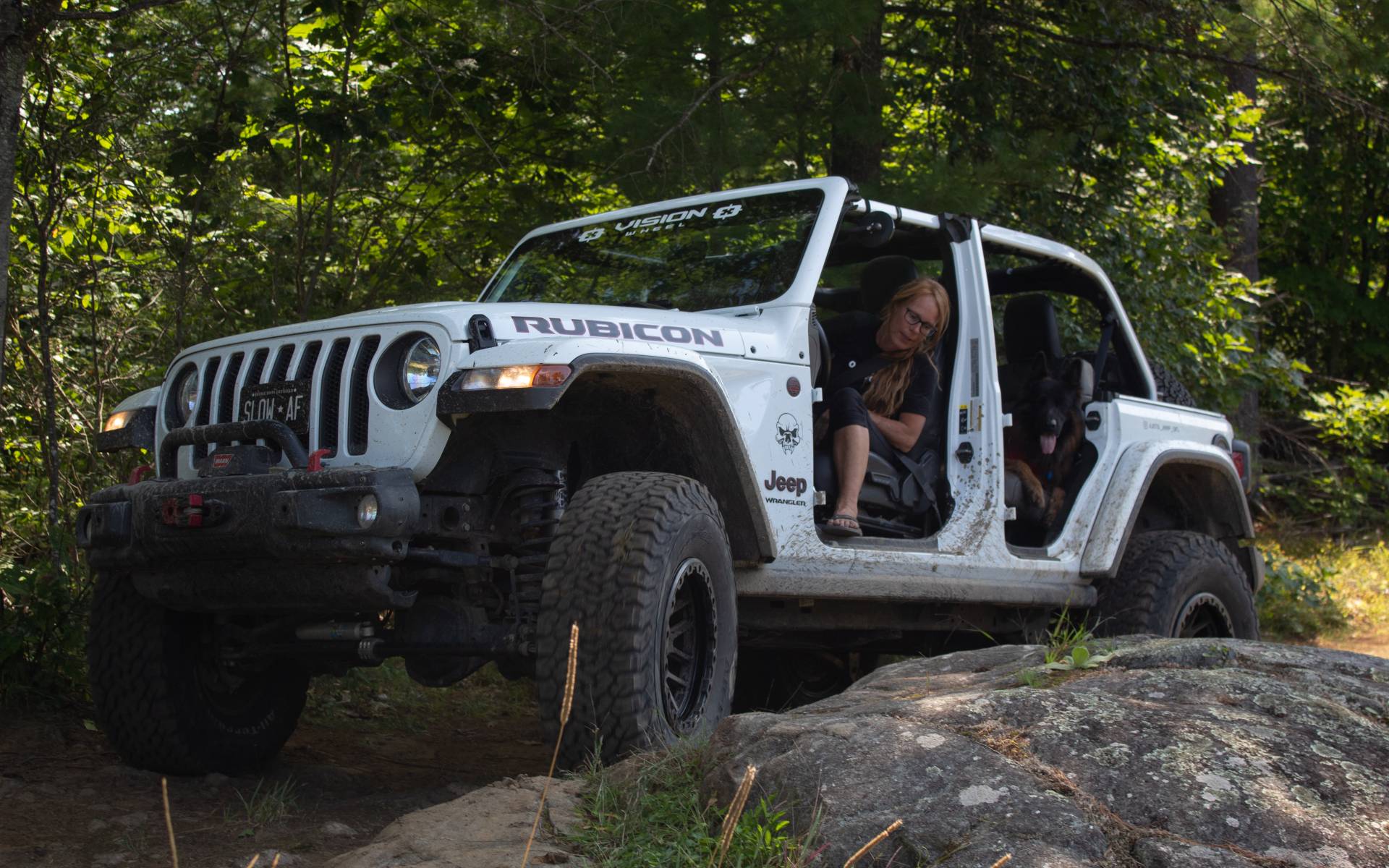 <p>Tasha, son Jeep Wrangler et... son chien! </p>