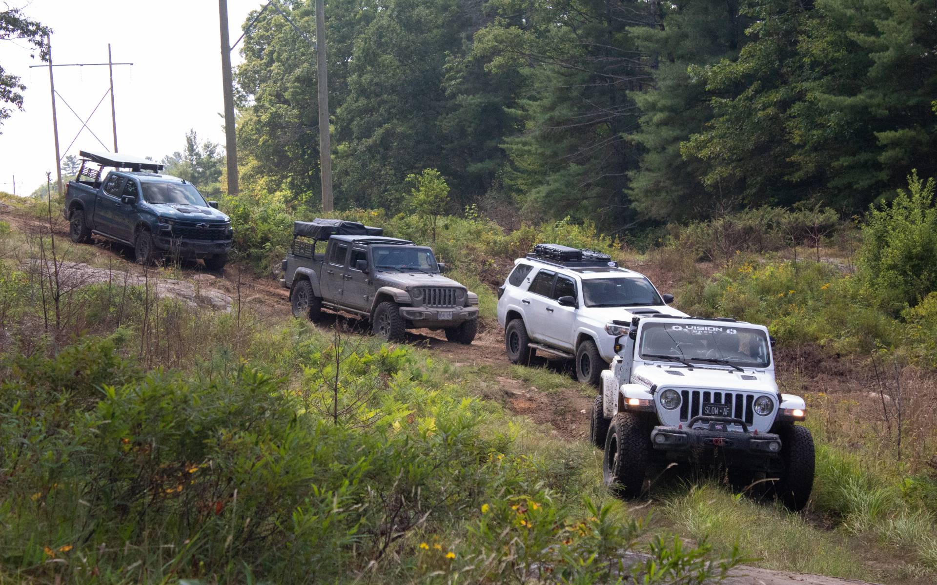 <p>Après le dîner, le Jeep Wrangler rouge a quitté le convoi. </p>