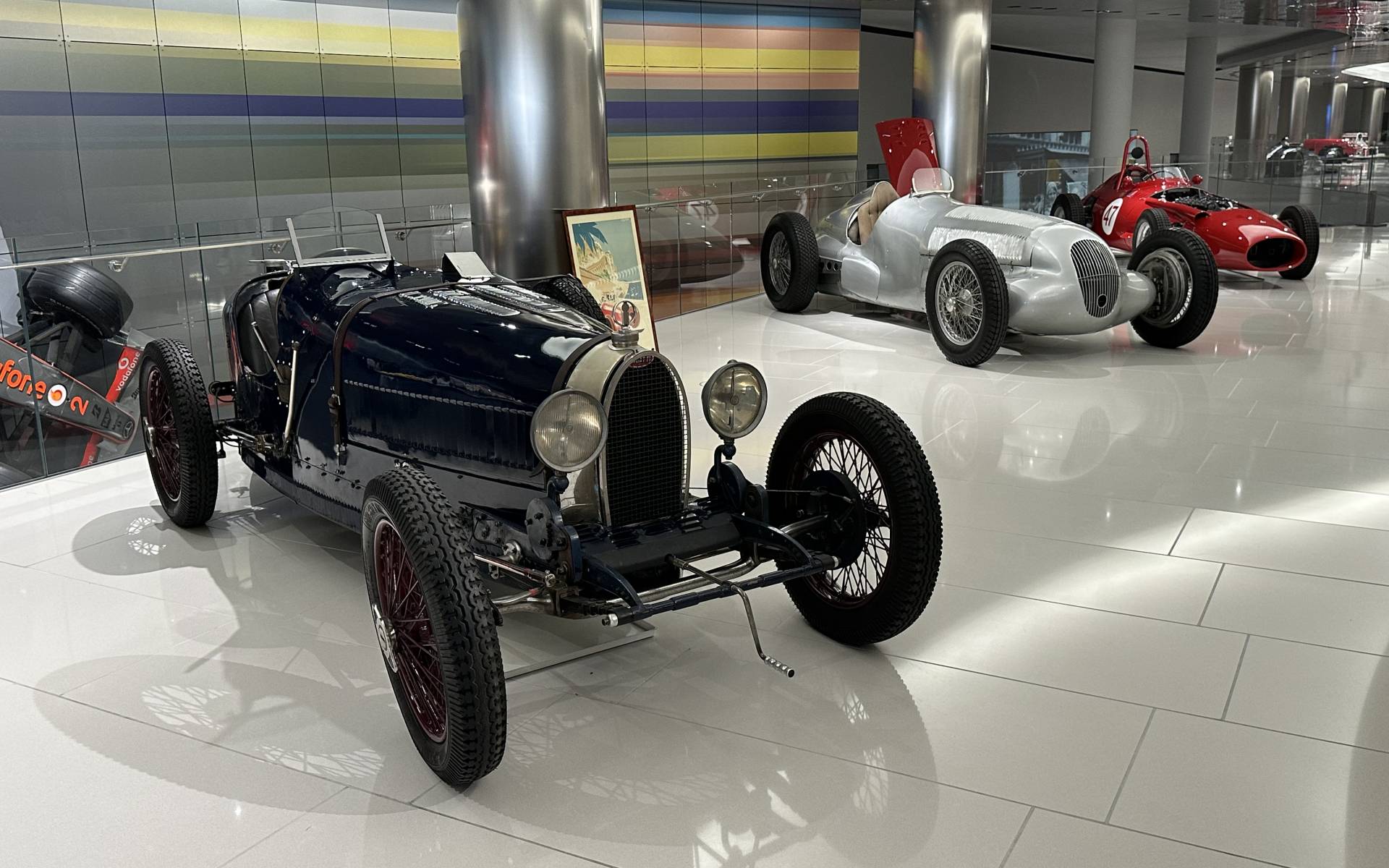 <p>Bugatti Type 35 A 1927 et Mercedes-Benz GP 1937</p>