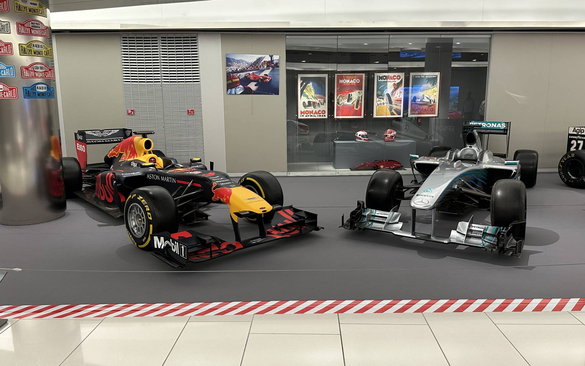 <p>F1 Red Bull RB15 2019 et F1 Mercedes-AMG W02 2013</p>