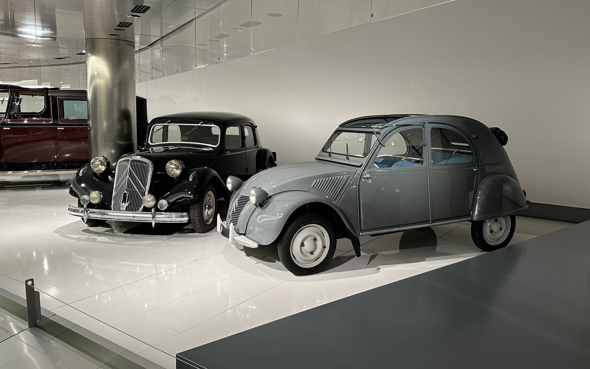 <p>Citroën Traction Avant et 2CV AZ berline 1957</p>