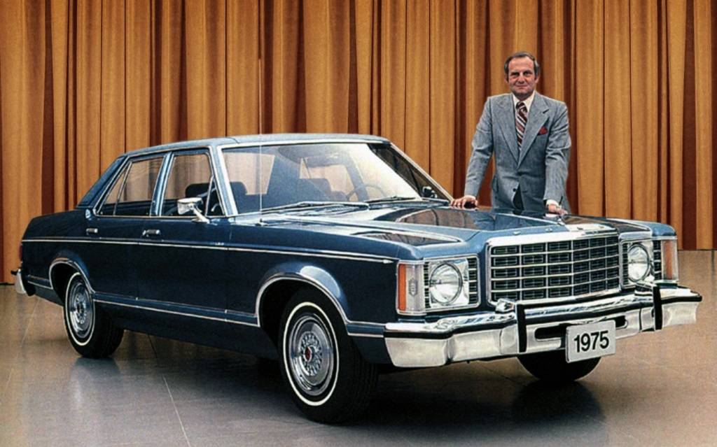 <p>Lee Iacocca pose avec la Ford Granada 1975</p>