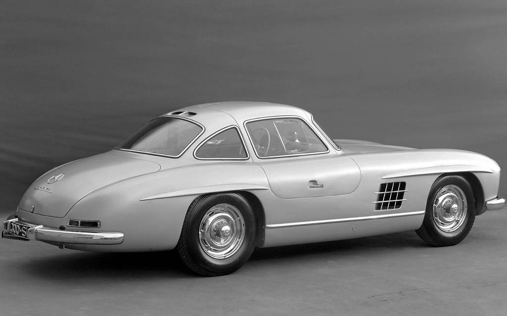 <p>Les lignes de la 300 SL sont dues à Friedrich Geiger.</p>