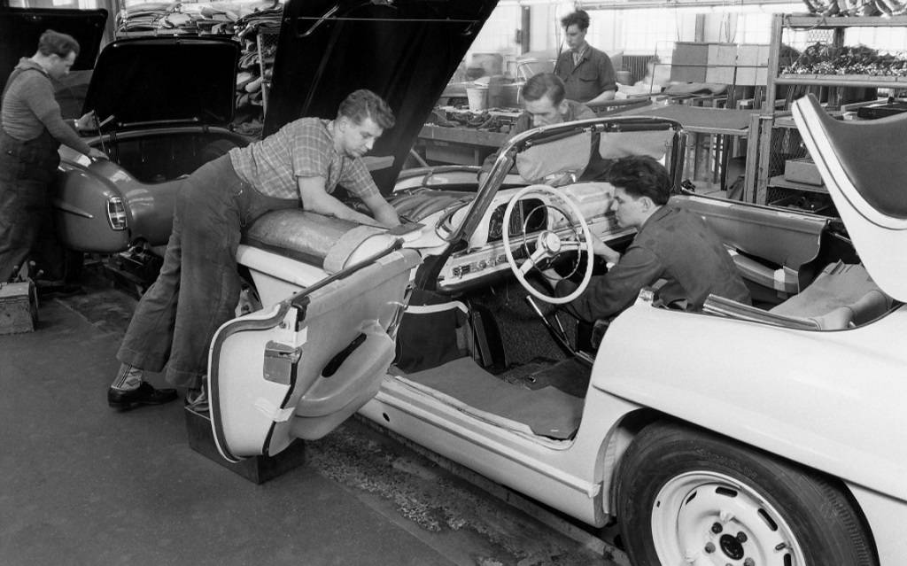 <p>Des ouvriers travaillent sur une 300 SL cabriolet.</p>