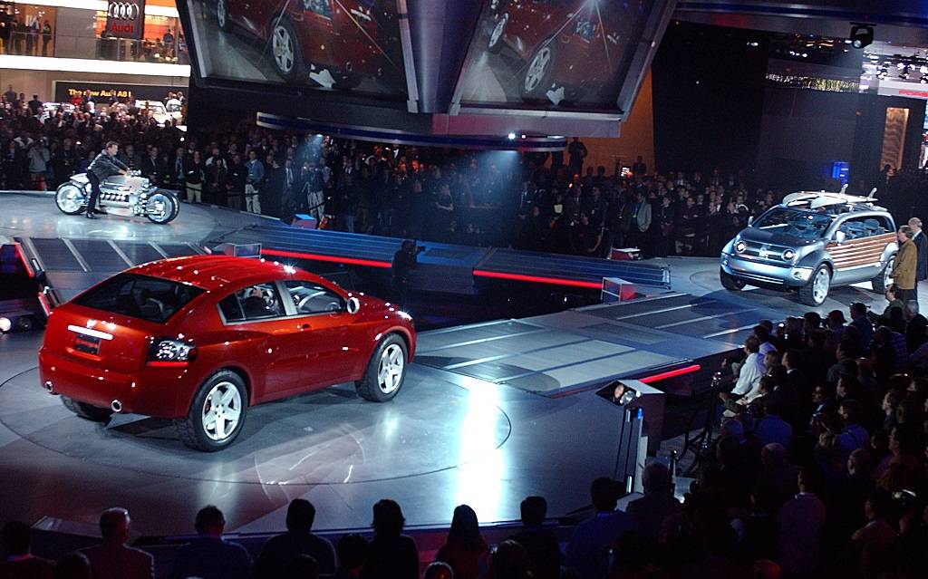 <p>Le stand Chrysler du Salon de l'auto de Detroit 2003</p>