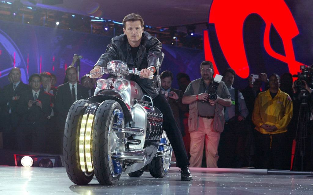 <p>Wolfgang Bernhard sur la Dodge Tomahawk</p>