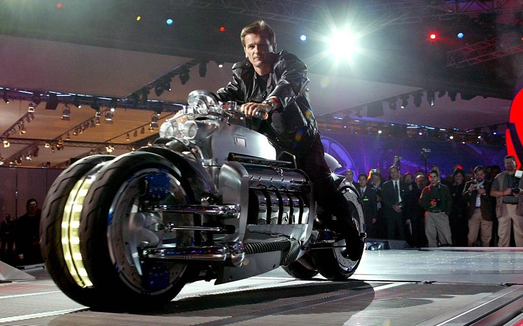 <p>Wolfgang Bernhard sur la Dodge Tomahawk</p>