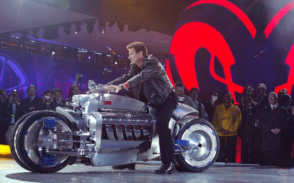 <p>Wolfgang Bernhard sur la Dodge Tomahawk</p>