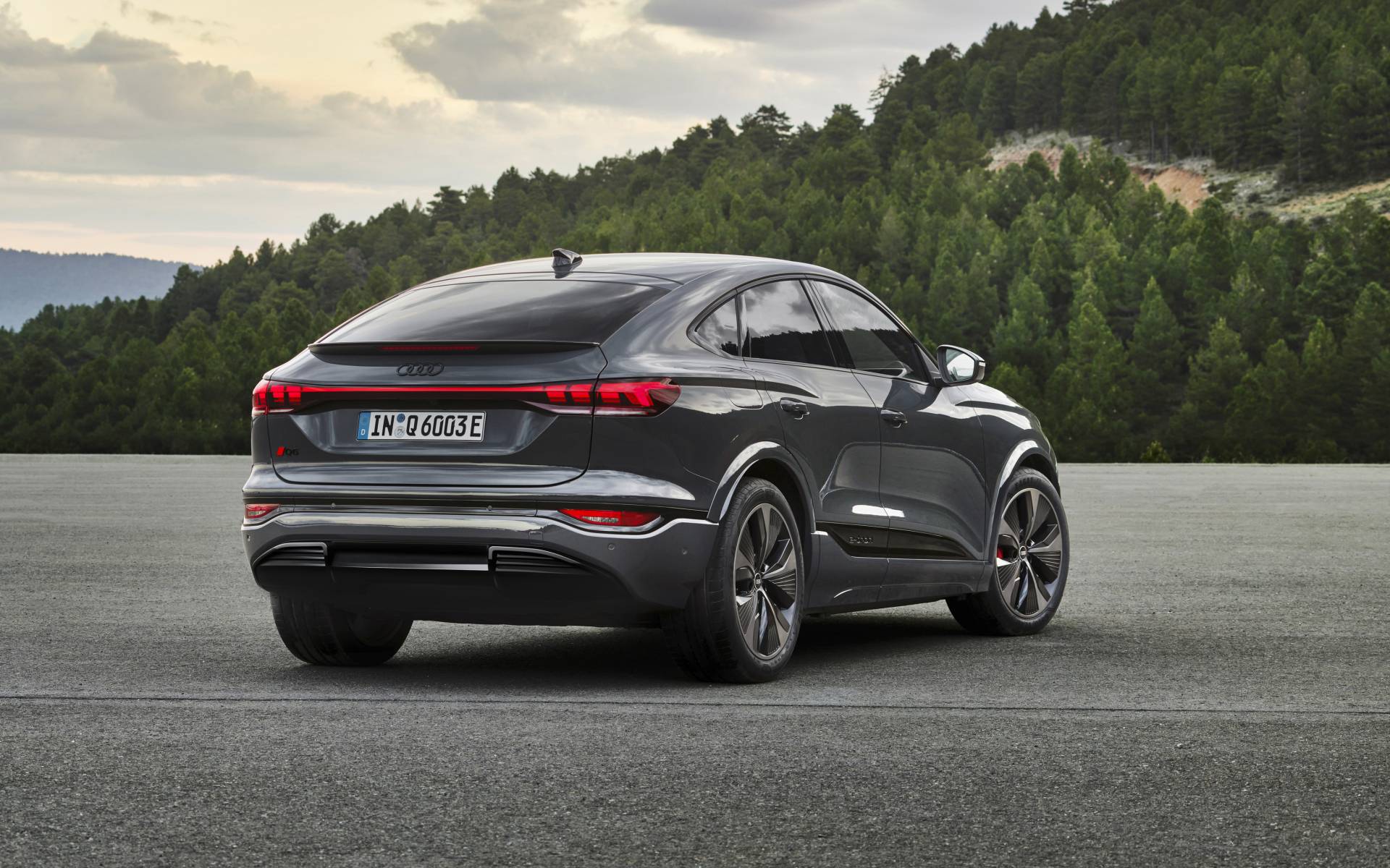 <p>Audi Q6 Sportback e-tron</p>