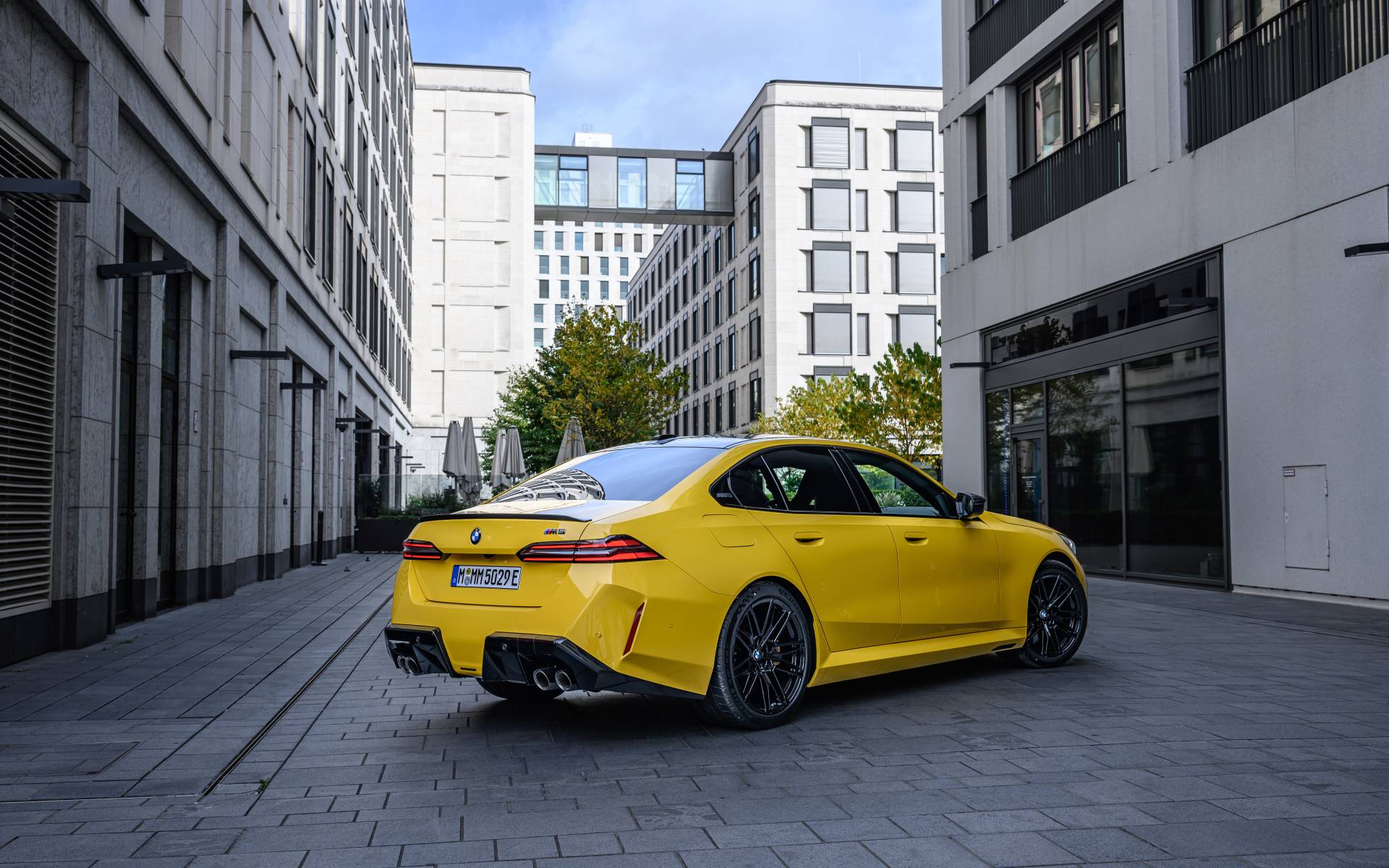 <p>Gabriel Gélinas au volant de la BMW M5 2025</p>