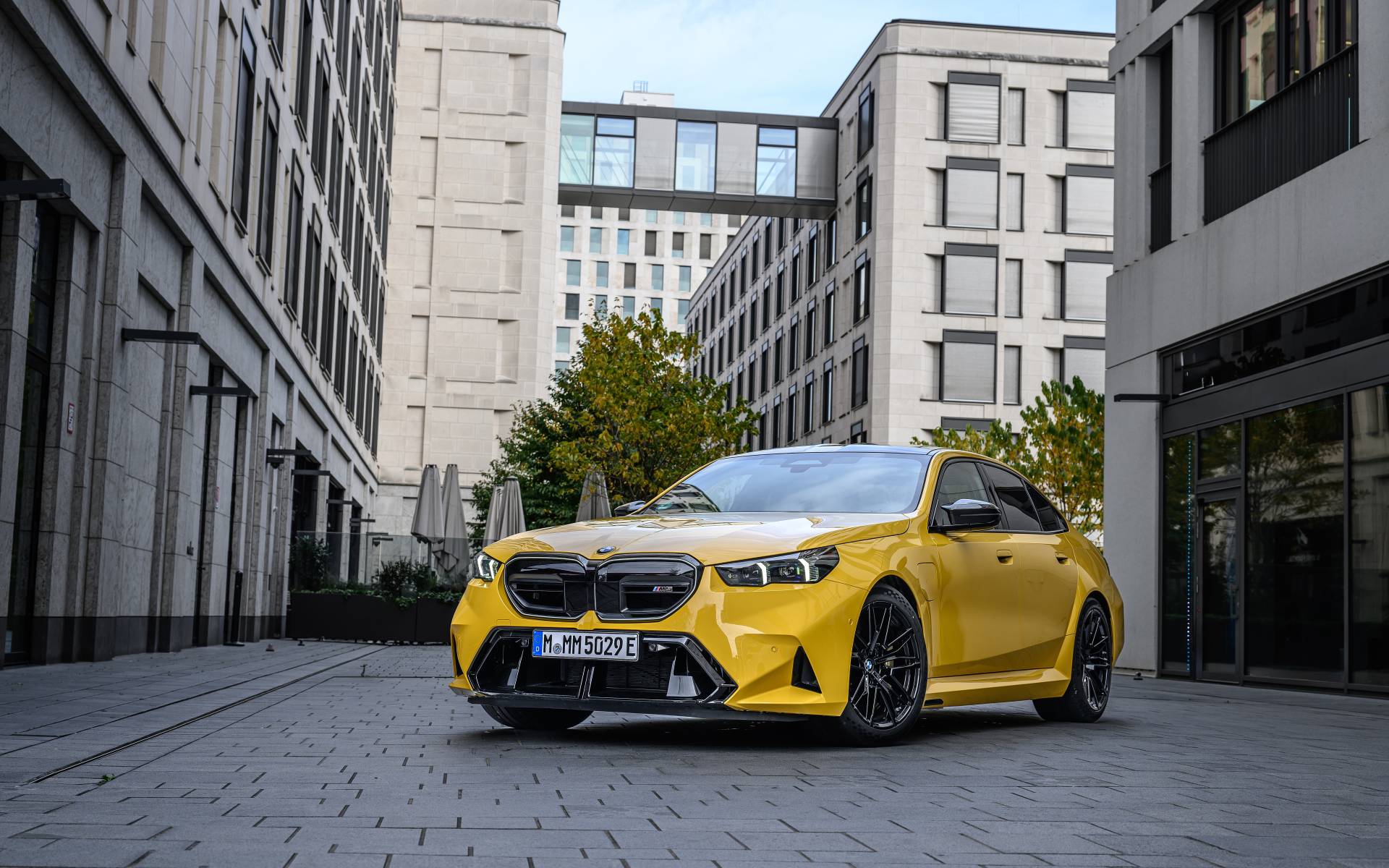 <p>Gabriel Gélinas au volant de la BMW M5 2025</p>