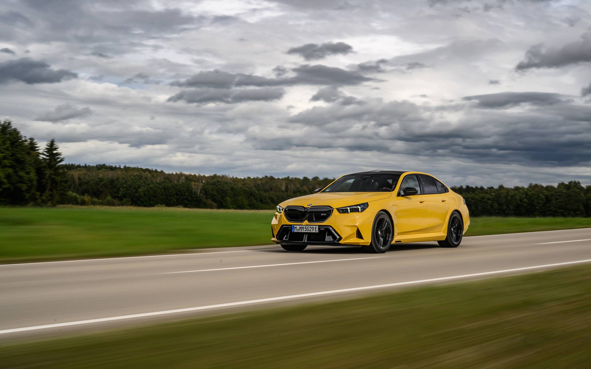 <p>Gabriel Gélinas au volant de la BMW M5 2025</p>