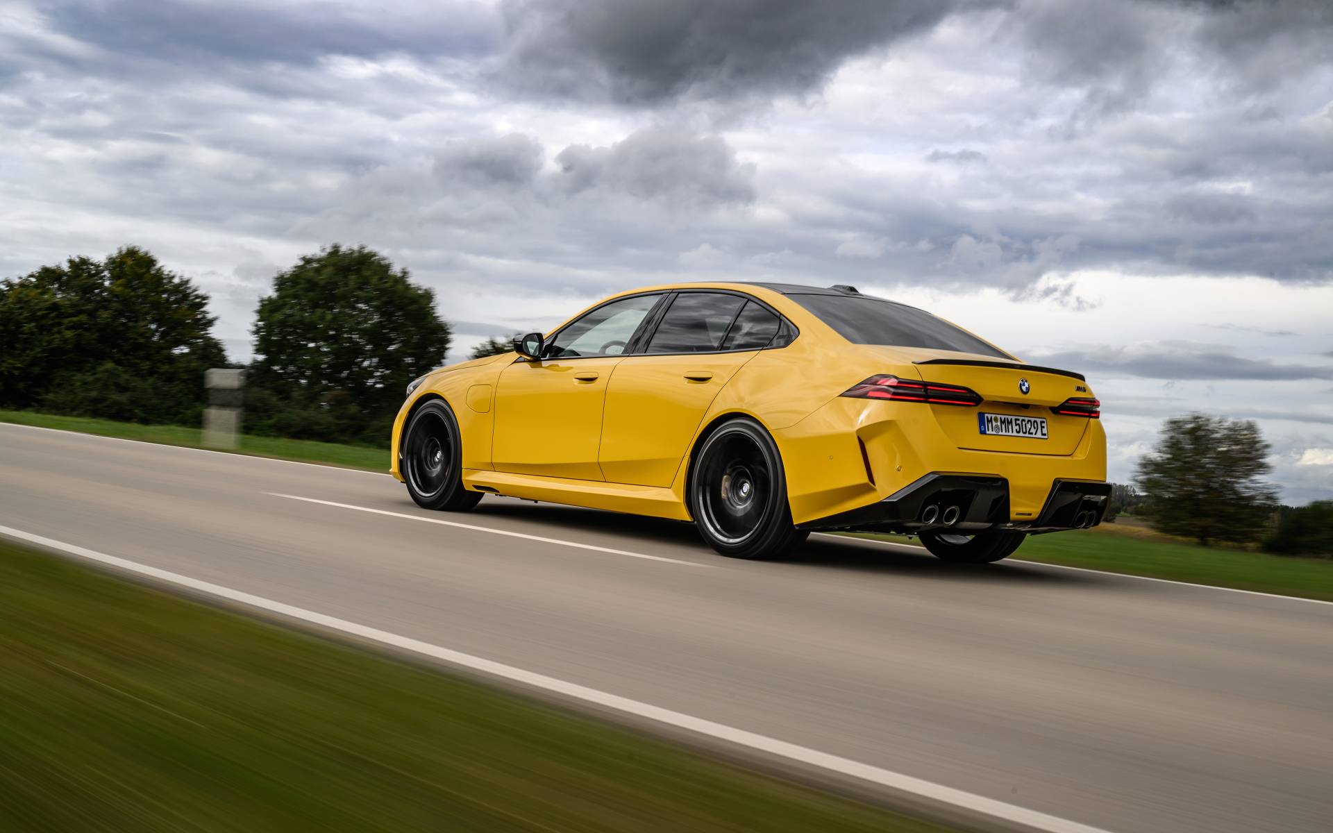 <p>Gabriel Gélinas au volant de la BMW M5 2025</p>