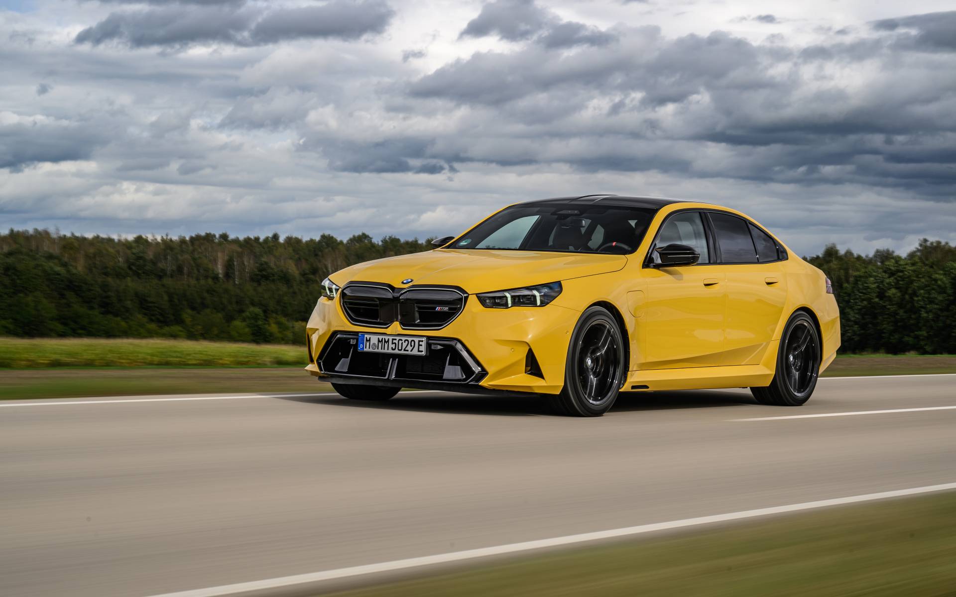 <p>Gabriel Gélinas au volant de la BMW M5 2025</p>