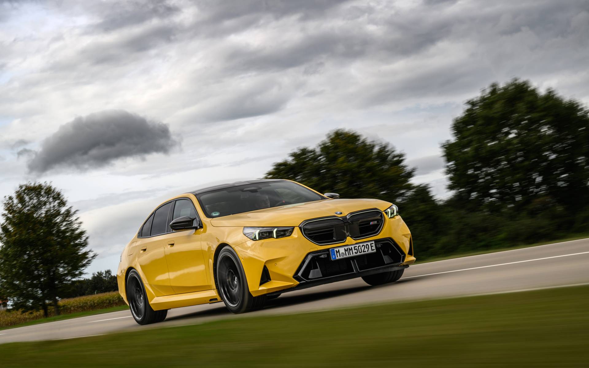 <p>Gabriel Gélinas au volant de la BMW M5 2025</p>