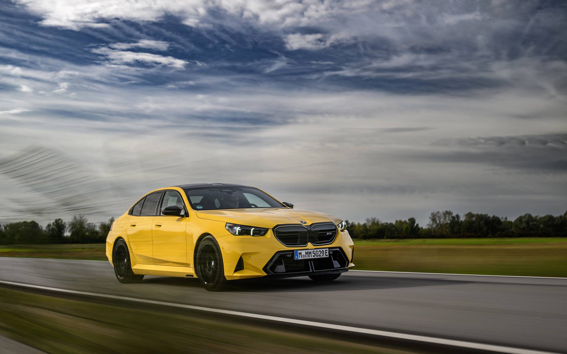 <p>Gabriel Gélinas au volant de la BMW M5 2025</p>