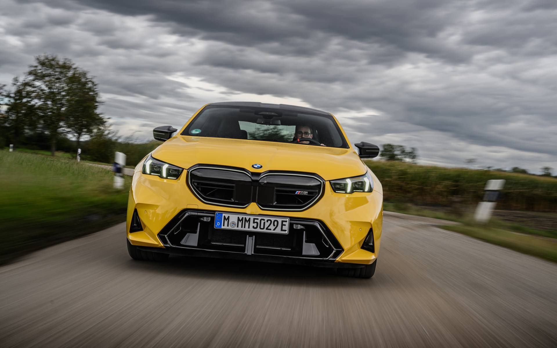 <p>Gabriel Gélinas au volant de la BMW M5 2025</p>