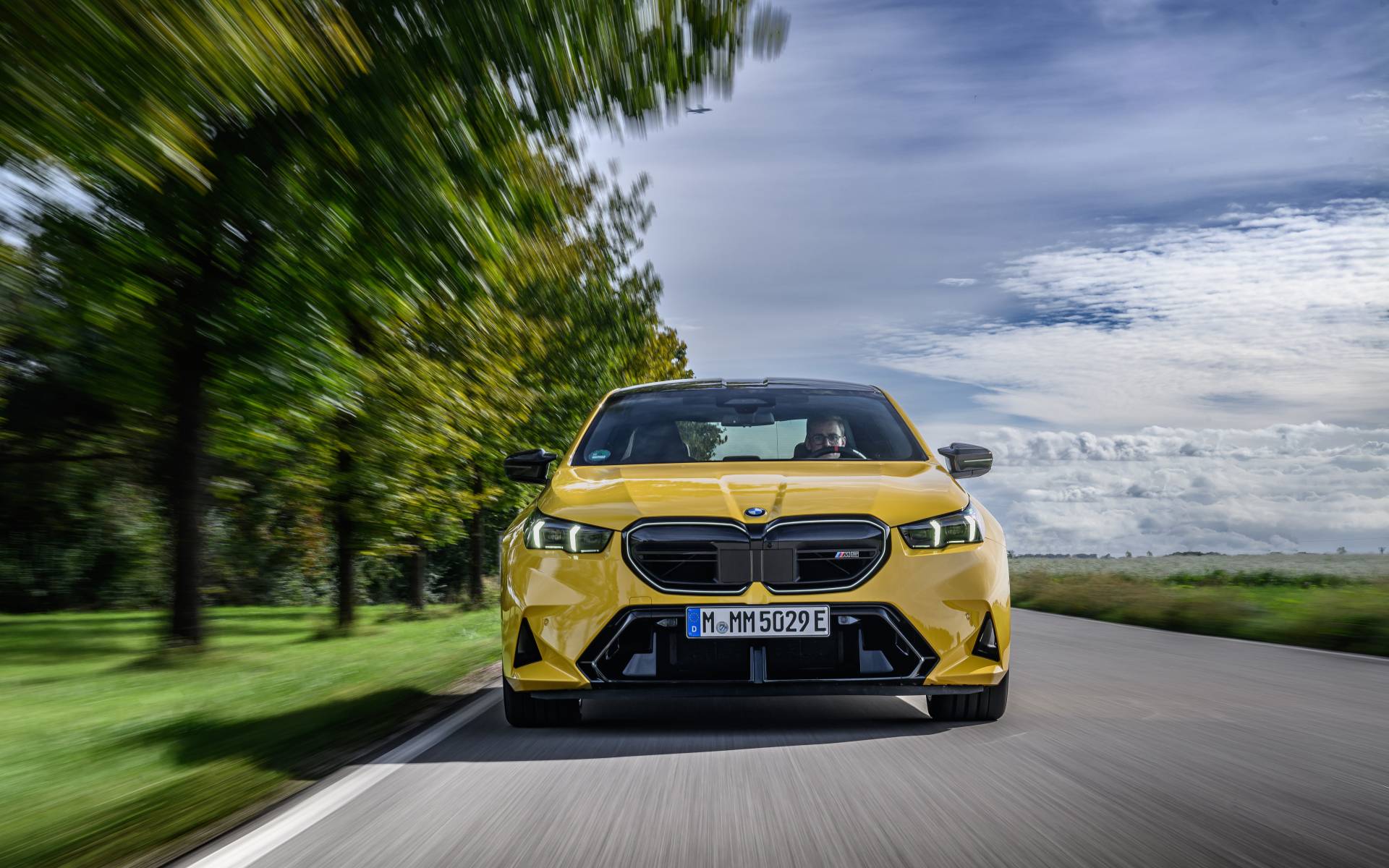 <p>Gabriel Gélinas au volant de la BMW M5 2025</p>