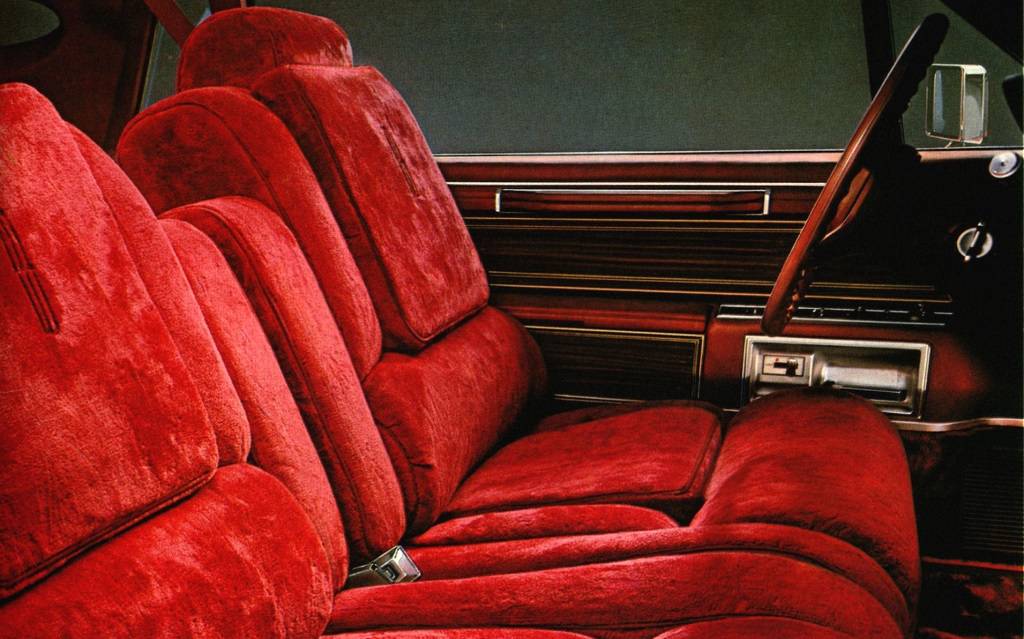 <p>Intérieur de la Lincoln Continental Mark VI Signature 1980</p>