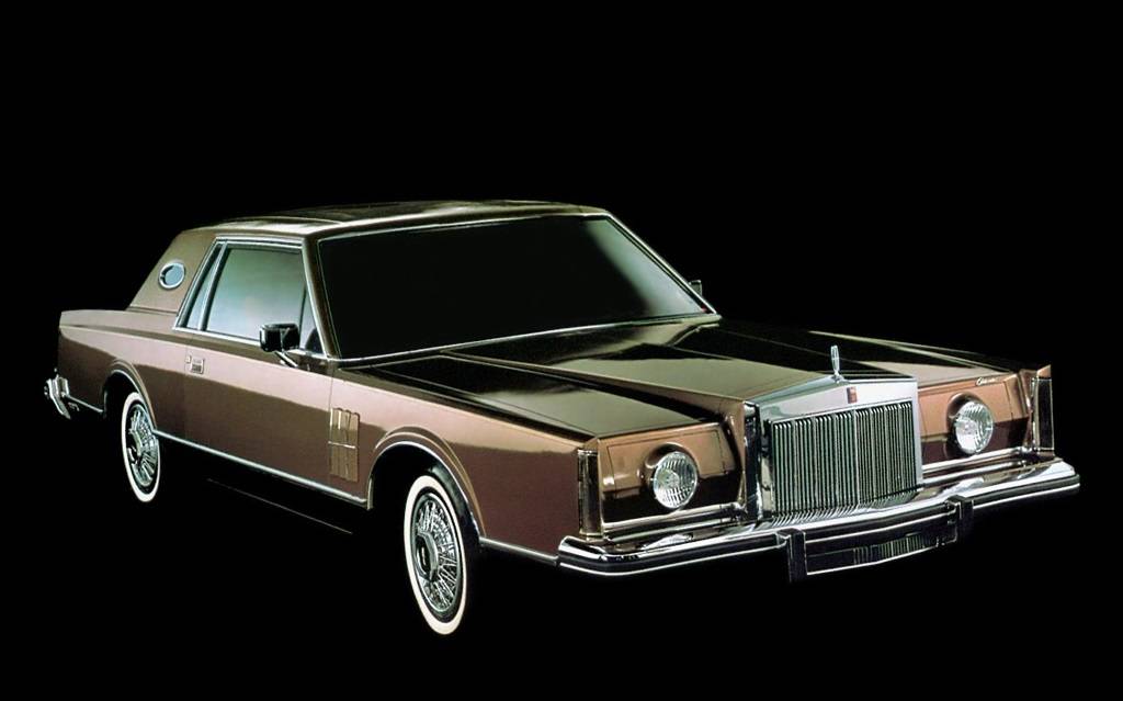 <p>Lincoln Continental Mark VI 1980 avec phares de tourisme</p>