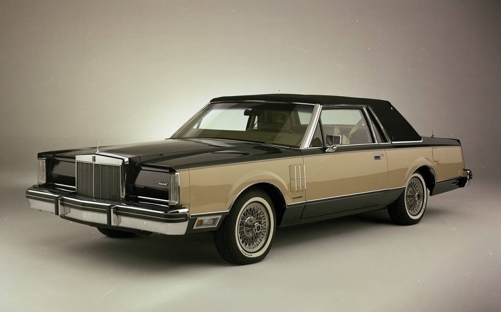 <p>Lincoln Continental Mark VI 1983 édition Bill Blass</p>