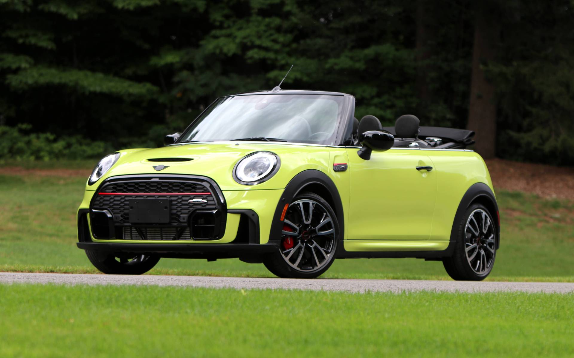 <p>MINI Cooper 3 portes JCW décapotable</p>