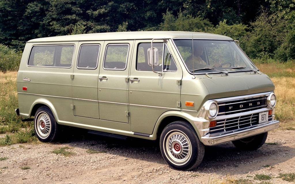 <p>Ford Econoline Club Wagon 1971</p>