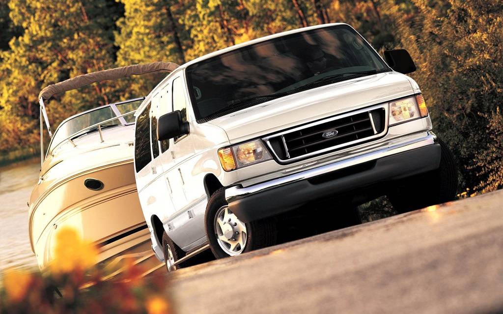 <p>Ford E-150&nbsp;2003</p>