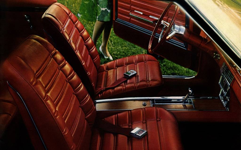 <p>Intérieur de la Chevrolet Caprice 1966</p>