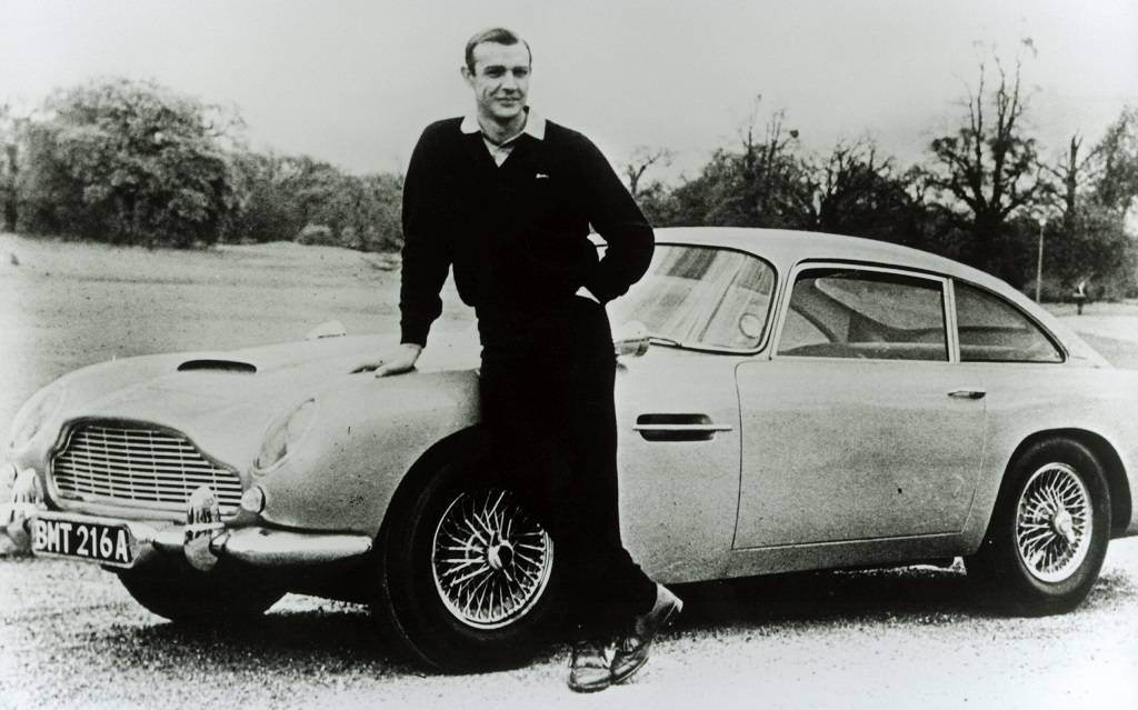 <p>Aston Martin DB5 avec Sean Connery dans Goldfinger (1964)</p>